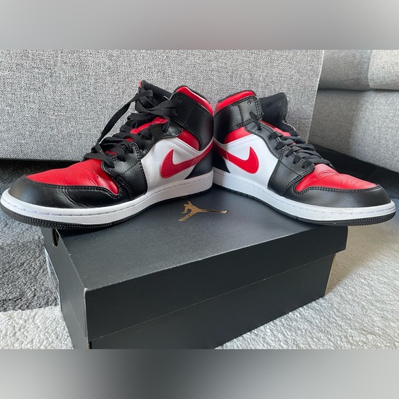 Men’s Nike Air Jordan 1 Mid White Black Red Size 9US - Picture 3 of 8